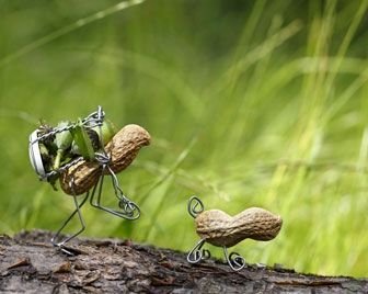 Фотограф воссоздает сцены из жизни, заменяя людей арахисом
