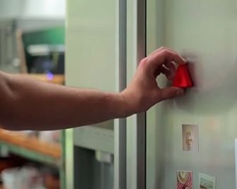Изобретено устройство для защиты еды