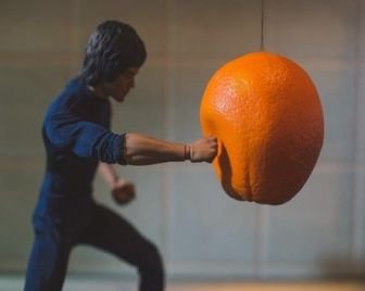 Брюс Ли сражается с гигантскими фруктами