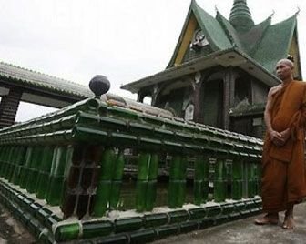 Буддийский храм, построенный из 1,5 млн бутылок пива
