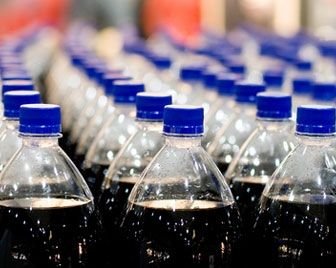 Размещение газированных напитков в конце магазинных проходов способствует росту их продаж